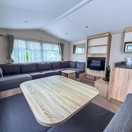 Lovely Caravan With Decking And Outside Furniture At Broadland Sands Ref 20113Bs Hopton on Sea المظهر الخارجي الصورة