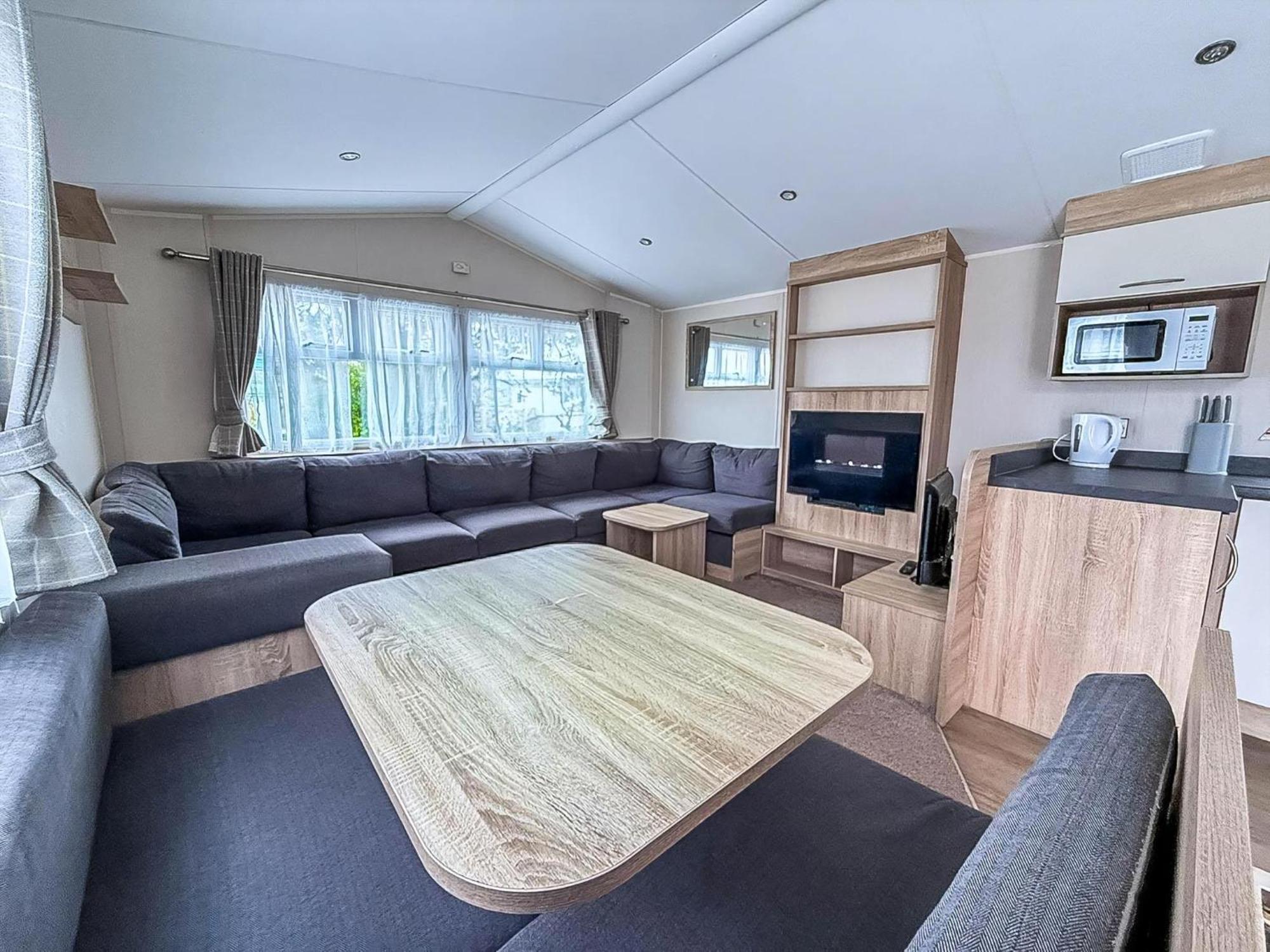 Lovely Caravan With Decking And Outside Furniture At Broadland Sands Ref 20113Bs Hopton on Sea المظهر الخارجي الصورة