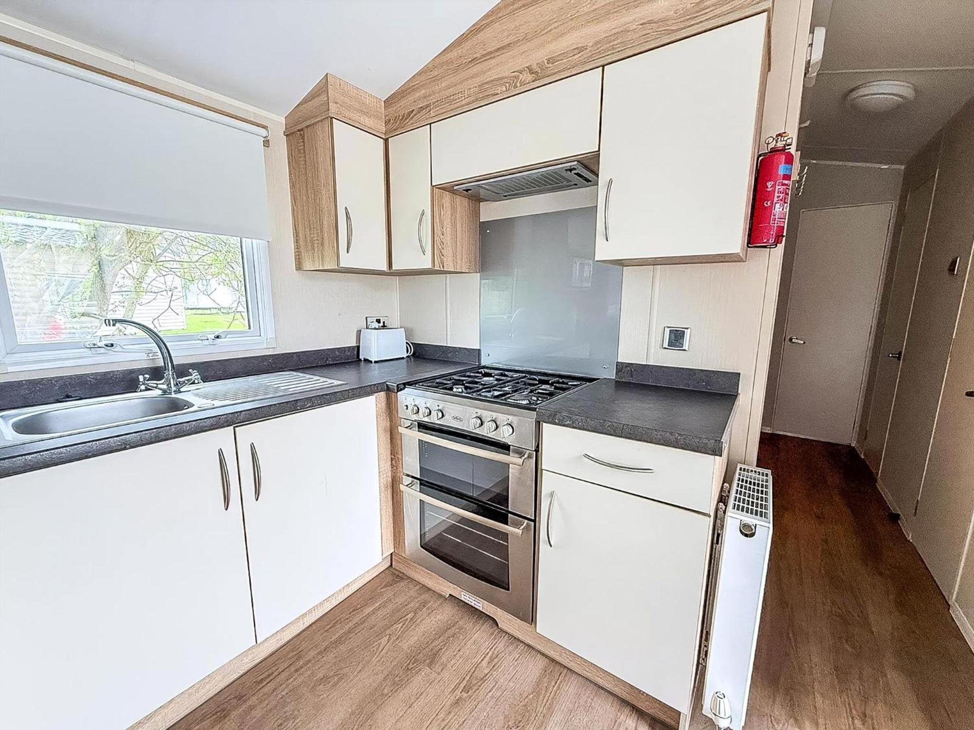 Lovely Caravan With Decking And Outside Furniture At Broadland Sands Ref 20113Bs Hopton on Sea المظهر الخارجي الصورة